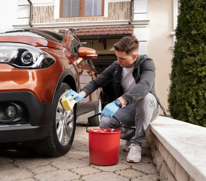 Lavage auto à domicile Neuilly-le-Brignon : professionnel intervenant sur un véhicule